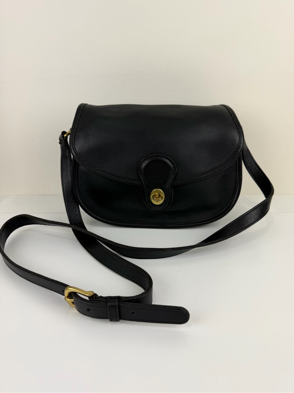 Vintage Coach Court Bag Black Glove Tanned
Leather Turnlock Crossbody USA